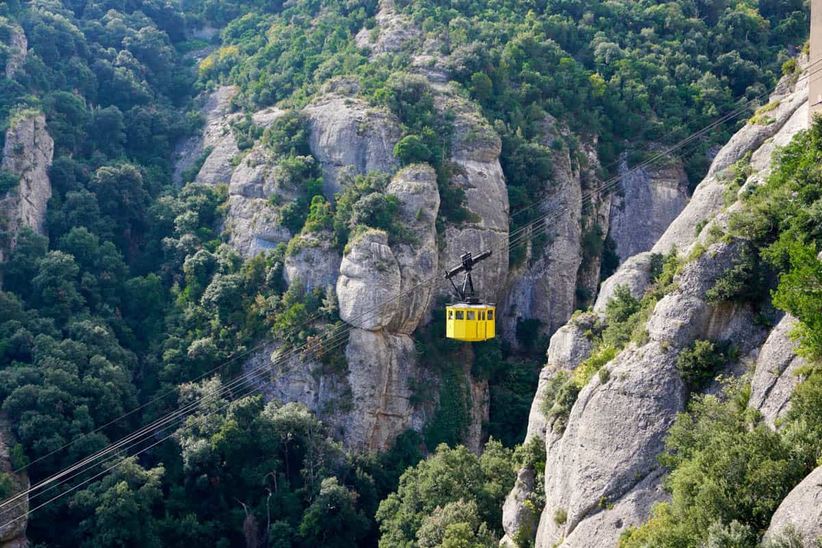 Канатна дорога Aeri de Montserrat на Монтсерраті в Каталонії, Іспанія