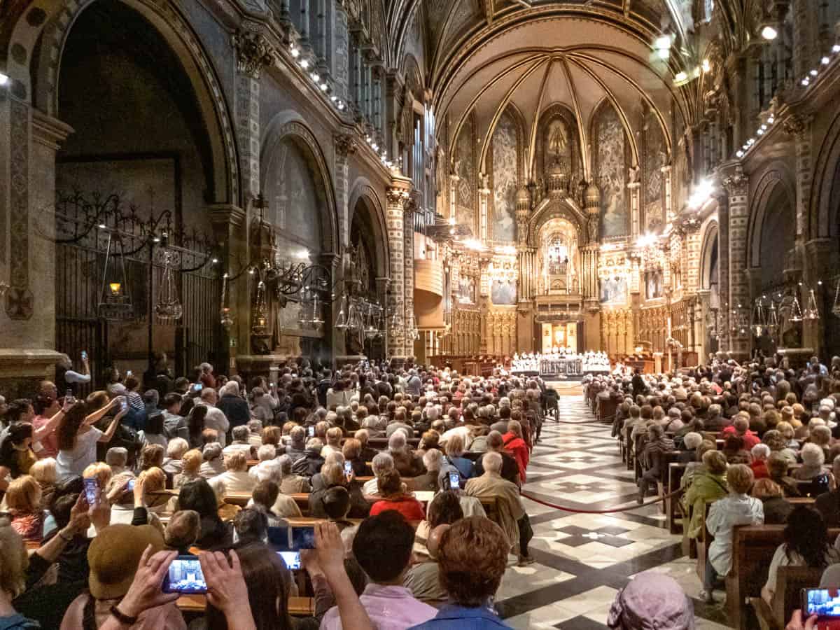 Хор хлопчиків Escolania de Montserrat виступає в монастирі Монтсеррат у Каталонії, Іспанія
